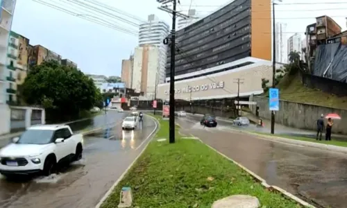  				 					Forte chuva atinge Salvador e deixa pontos de alagamento na cidade 				 				