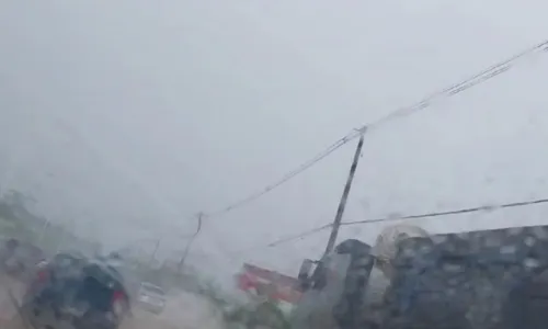 				 					Forte chuva atinge Salvador e deixa pontos de alagamento na cidade 				 				