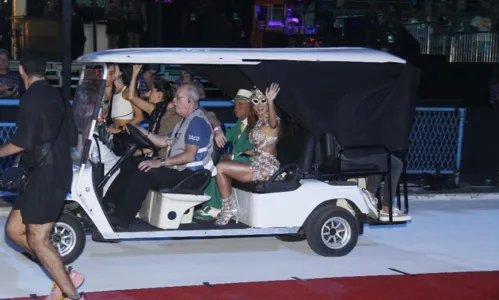 
				
					Fotos: famosos marcam presença no Desfile das Campeãs do Rio
				
				