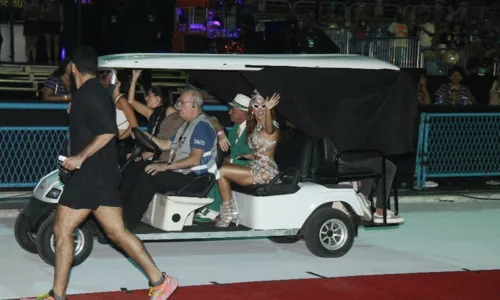 
				
					Fotos: famosos marcam presença no Desfile das Campeãs do Rio
				
				