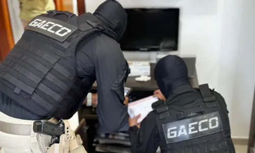 
				
					Fraudes na CNH: servidores são afastados e suspeitos presos na Bahia
				
				