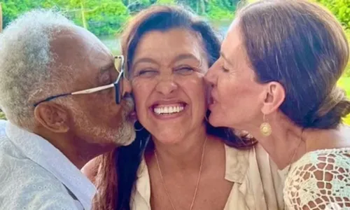 

					Gil e Maria Bethânia celebram os 70 anos de Regina Casé

				