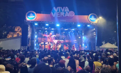 
				
					Gloria Groove recebe fãs nos bastidores do Viva Verão Salvador
				
				