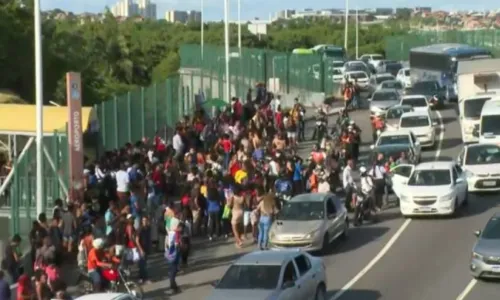 
				
					Greve dos rodoviários: multidão se aglomera na estação Aeroporto
				
				