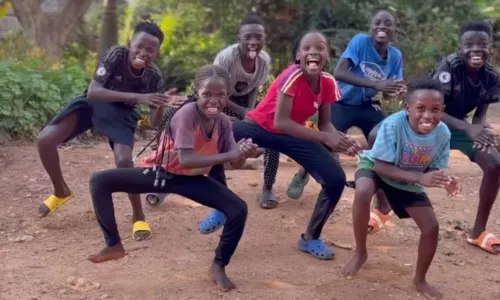 
				
					Grupo de crianças viraliza com danças de 'Macetando' e 'Perna Bamba'
				
				