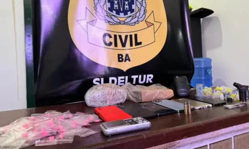 
				
					Grupo é preso suspeito de tráfico de drogas e roubos no Pelourinho
				
				