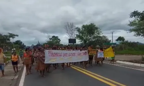 
				
					Grupo realiza protesto na BR-101 pela morte de indígena na Bahia
				
				