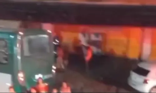  				 					Homem é morto a tiros dentro de ônibus em bairro de Salvador 				 				