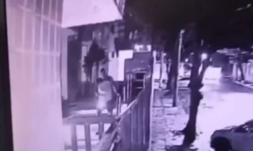 

					Homem é preso após invadir prédio e quebrar cobertura em Salvador

				