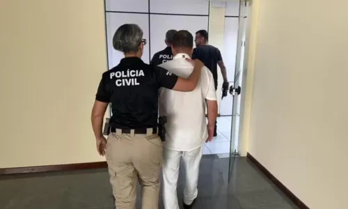 
				
					Homem é preso após pedir empréstimo de R$ 300 mil com documento falso
				
				