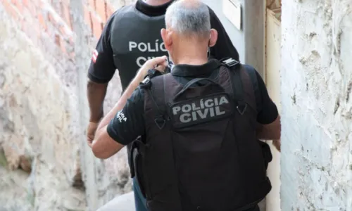 
				
					Homem é preso em flagrante por manter delivery de drogas em Salvador
				
				