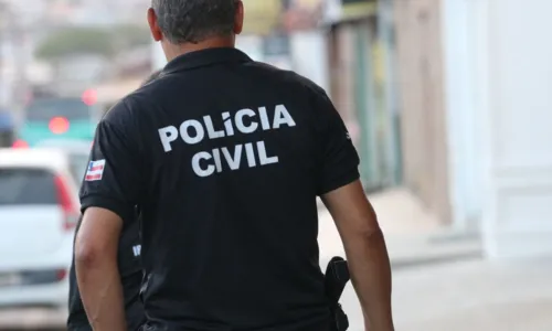 
				
					Homem é preso por sequestrar e extorquir 10 pessoas em cidade baiana
				
				