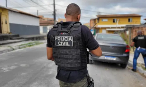 				 					Homem é procurado após agredir esposa com garrafada em Salvador 				 				
