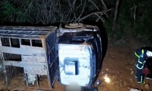 
				
					Homem morre após caminhão dirigido por primo tombar na Bahia
				
				