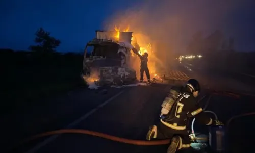 
				
					Homem morre carbonizado em acidente entre carro e caminhão na Bahia
				
				
