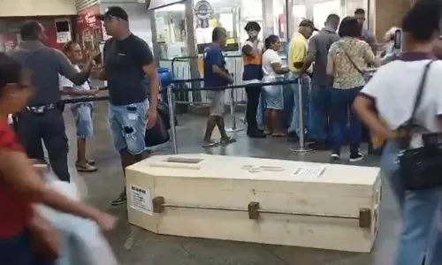 
				
					Homem surpreende ao tentar andar de metrô com caixão em Salvador
				
				