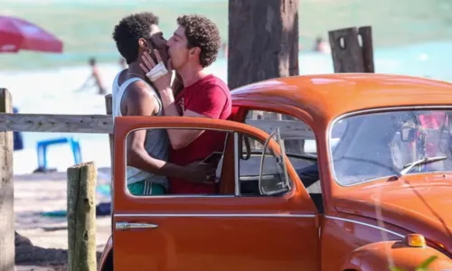 
				
					Icaro Silva e Johnny Massaro trocam beijão durante gravação de série
				
				