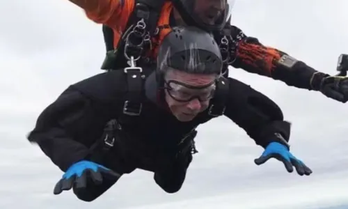 
				
					Idoso de 106 anos salta de paraquedas e recupera recorde mundial; veja
				
				