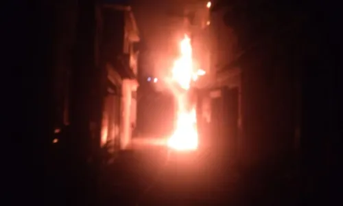  				 					Incêndio atinge casa em Salvador e pessoas pulam da janela para fugir 				 				