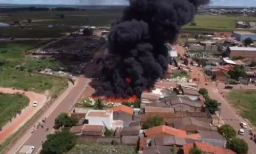 
				
					Incêndio de grandes proporções atinge depósito na Bahia
				
				