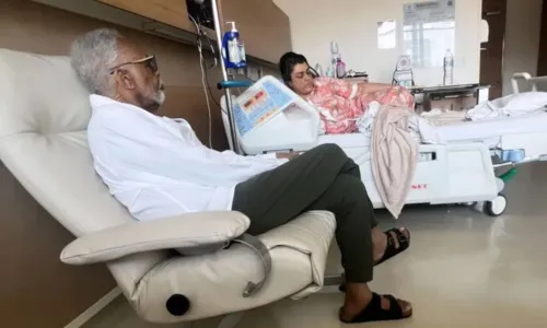 
Internada, Preta Gil recebe visita de Gilberto Gil em hospital; FOTO
