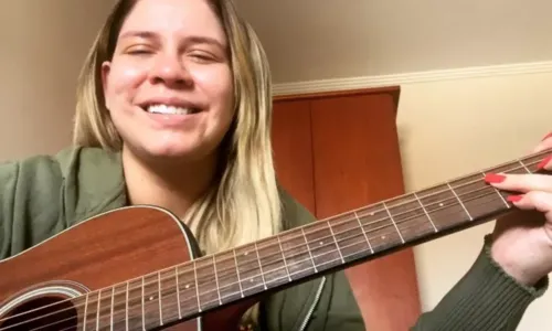 
				
					Irmão de Marília Mendonça é criticado por rifar violão da cantora
				
				