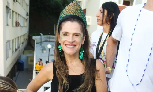 
				
					Ivete Sangalo recebe time de famosos em trio no Carnaval de Salvador
				
				