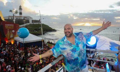 
				
					Ivete Sangalo recebe time de famosos em trio no Carnaval de Salvador
				
				