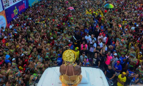 

					Ivete no chão, meme em telão e pipocas marcam último dia de Carnaval

				