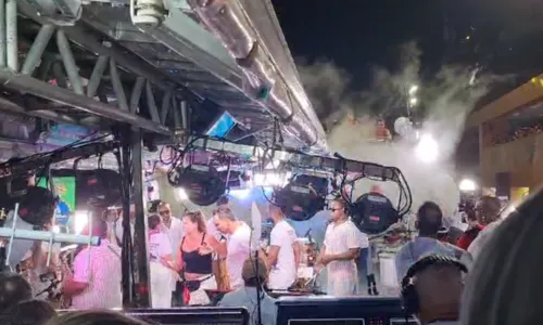 
				
					Ivete para desfile e trio é evacuado após explosão de gás em Salvador
				
				