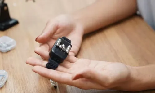 
				
					Jovens baianas desenvolvem pulseira para neurodivergentes e idosos
				
				