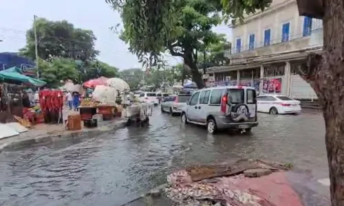  				 					Largo da Calçada fica inundado após chuva em Salvador 				 				