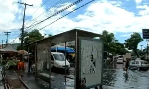 	Largo da Calçada fica inundado após chuva em Salvador	