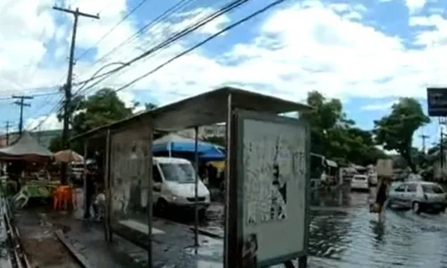 				 					Largo da Calçada fica inundado após chuva em Salvador 				 				