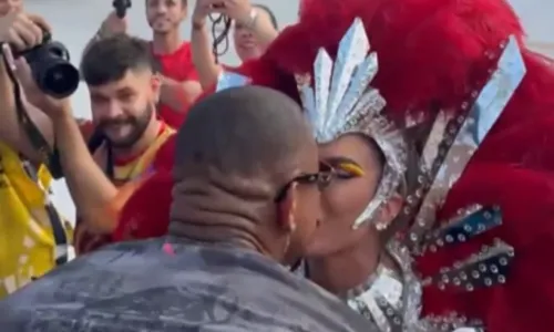 
				
					Léo Santana e Lore Improta se beijam no Desfile das Campeãs: 'Orgulho'
				
				