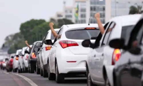 
				
					Lula assina lei que regulamenta trabalho de motorista por aplicativo
				
				