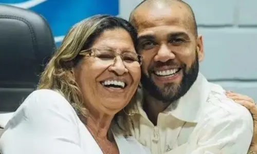 
				
					Mãe de Daniel Alves reencontra filho após condenação por estupro
				
				