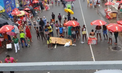 
				
					Manifestação de ambulantes atrasa saída de trios na Barra
				
				