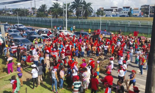 
Manifestantes bloqueiam Av. Paralela em protesto pelo Dia da Mulher
