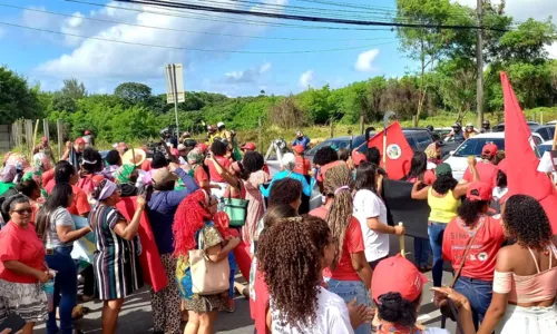 
Manifestantes bloqueiam Av. Paralela em protesto pelo Dia da Mulher
