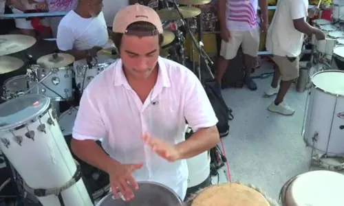 
				
					Marcelinho toca com Ivete Sangalo na abertura do Carnaval de Salvador
				
				