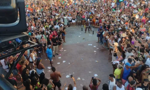 
				
					Márcio Victor agita Farol da Barra em ação do Festival de Verão
				
				