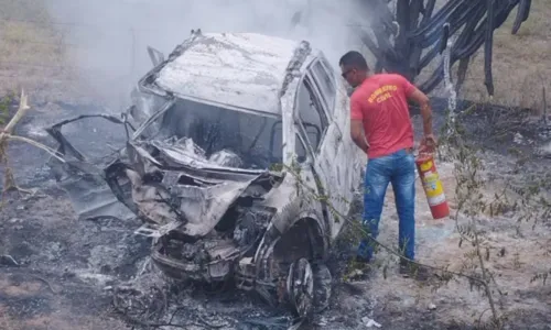 
				
					Médica morre carbonizada após carro pegar fogo em batida na BA
				
				