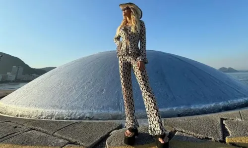  				 					Monique Alfradique é confundida com Madonna no Rio: 'Tô amando' 				 				