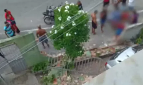 
				
					Motorista perde controle e carro invade prédio em Salvador
				
				
