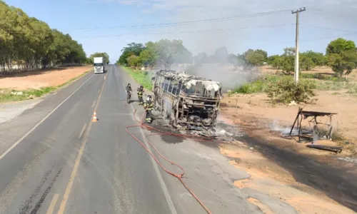 
				
					Motorista sai ileso após incêndio destruir ônibus em Barreiras
				
				