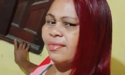  				 					Mulher protege filho de disparos e morre na porta de casa na Bahia 				 				