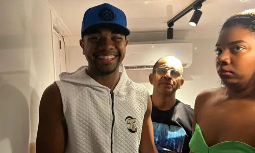  				 					Nos braços do povo: Davi agita multidão durante festa em Cajazeiras 				 				