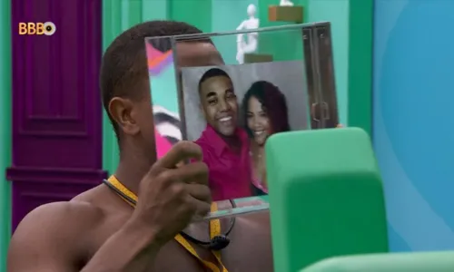  				 					Nos braços do povo: Davi agita multidão durante festa em Cajazeiras 				 				