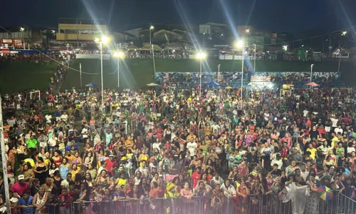 
				
					Nos braços do povo: Davi agita multidão durante festa em Cajazeiras
				
				